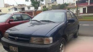 Toyota Tercel gasolinero, color azul oscuro metálico año 94